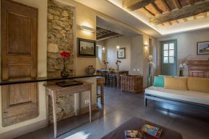 uma sala de estar com um sofá e uma mesa em Villa La Colognola em Magione