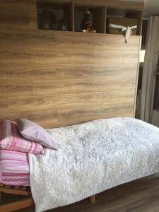 Tempat tidur dalam kamar di B&B Marianne