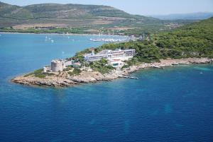 une île au milieu d'une masse d'eau dans l'établissement El Faro Hotel & Spa, à Porto Conte