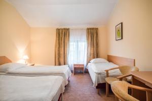 una camera d'albergo con due letti e una finestra di Hotel Karczyce a Karczyce
