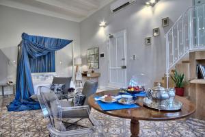 salon ze stołem i krzesłami w obiekcie Mint Suite No3 w mieście Valletta +8 zdjęć