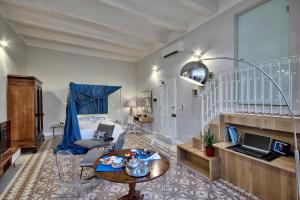 salon z kanapą i stołem w obiekcie Mint Suite No3 w mieście Valletta
