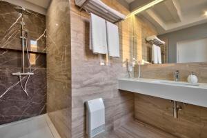 łazienka z umywalką i prysznicem w obiekcie Mint Suite No3 w mieście Valletta