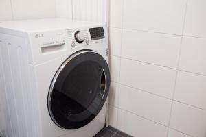 ポリにあるAntintorni Apartment 2の白いタイル張りの壁の白い洗濯機