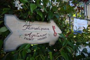 un segno appeso a un cespuglio con un albero di Agriturismo Fioredizucca ad Albenga