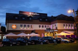 un grupo de coches estacionados frente a un edificio en Hotel Gallus, en Sesvete