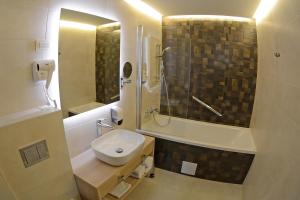 W łazience znajduje się umywalka, prysznic i toaleta. w obiekcie Hotel Gallus w mieście Sesvete