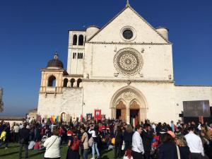 アッシジにあるLa stella di evaの教会の外に立つ人々