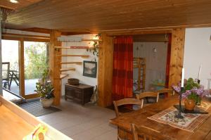 een woonkamer met een houten tafel en stoelen bij Chalet de la Fressine in Alex