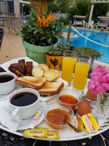 Makanan di atau di tempat lain dekat hotel