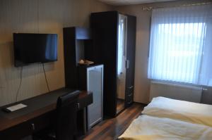 Televiisor ja/või meelelahutuskeskus majutusasutuses Hotel Neuzeit
