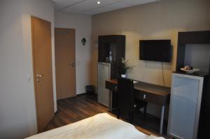 TV a/nebo společenská místnost v ubytování Hotel Neuzeit + 10 fotografií