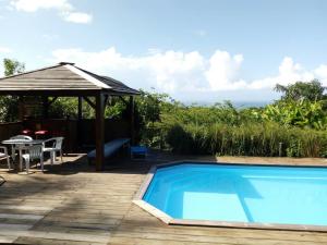 Villa con piscina y cenador en Au Vieux Manguier, en Deshaies