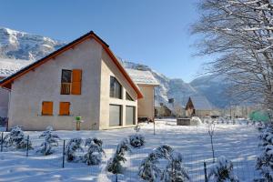 L'établissement #Lemasdoisans au pied de l'Alpe d'Huez via Bourg d'Oisans le perce neige en hiver