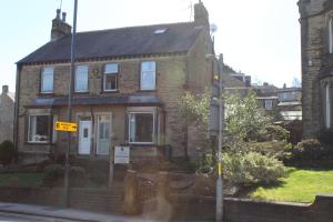 una casa de ladrillo al lado de una calle en Dalesgate Lodge, en Skipton