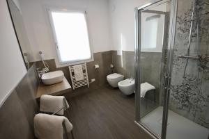 Koupelna v ubytování Pove 2.4 Hotel