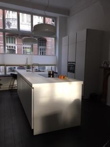 una cucina con bancone bianco e lavandino di Bed & breakfast in monumental house maastricht centre a Maastricht