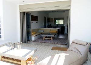 uma sala de estar com um sofá e uma mesa em Manna Gea em Vonitsa
