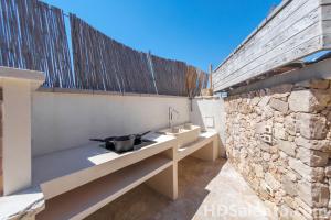 un bagno con due lavandini e un muro di pietra di Villa del Dragone a Tricase