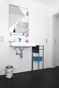 レーアにあるAltstadt-Domizil 6のバスルーム(洗面台、鏡付)