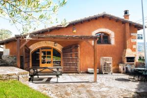 una casa con una porta aperta e un patio di Cal Nan a El Pla de Teyá