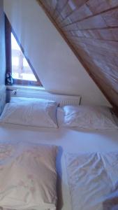 una camera con due letti bianchi e una finestra di Chalet The Best View a Vlasic