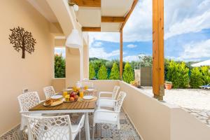 Balkón alebo terasa v ubytovaní Seaside Villa Konaki
