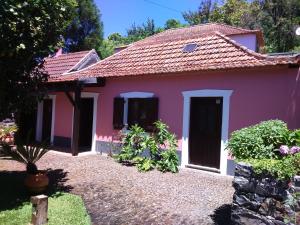 a pink house with a red roof at Casa Rosa in Camacha
