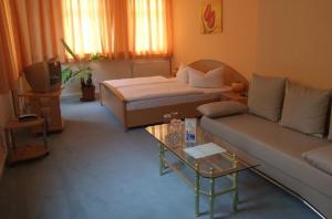 Posezení v ubytování Hotel Kubrat an der Spree + 8 fotografií