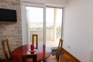 TV a/nebo společenská místnost v ubytování Villa Kos Murter Apartments