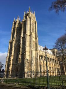 ein großes Gebäude mit einem Zaun davor in der Unterkunft OurHaus Apartments in Beverley