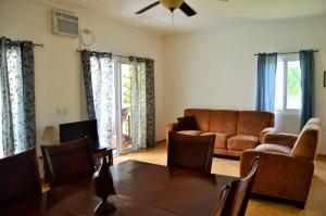 Χώρος καθιστικού στο The Cove Apartments