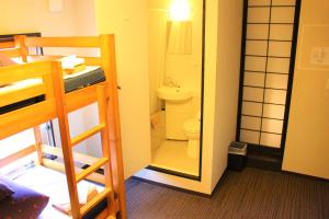 Двох'ярусне ліжко або двоярусні ліжка в номері K's House Tokyo Oasis - Asakusa Downtown