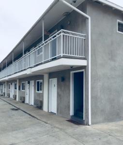 a building with a balcony on the side of it at Value Inn in Sylmar