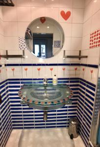 ヌイイ・シュル・セーヌにあるcosy rare 2 bedroom apartment around a private gardenの洗面台と鏡のあるバスルーム