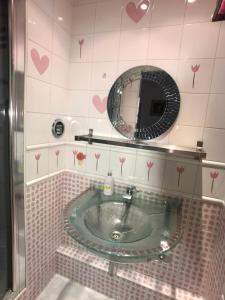 ヌイイ・シュル・セーヌにあるcosy rare 2 bedroom apartment around a private gardenのバスルーム(鏡付きの洗面台、壁にハート付) +19枚の写真