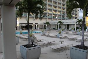 LSI Resorts at Ala Moana tesisinde veya buraya yakın yüzme havuzu