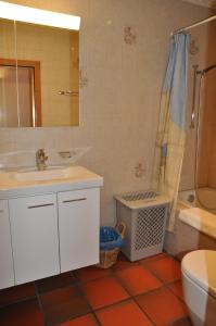 シュクオルにあるBagneraのバスルーム(洗面台、トイレ、シャワー付)