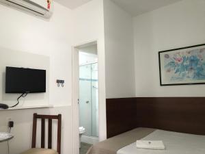 Televízia a/alebo spoločenská miestnosť v ubytovaní Hotel Velho Monge