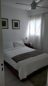 Un dormitorio con una cama grande y una ventana en Departamento Los Eucaliptos en Salta