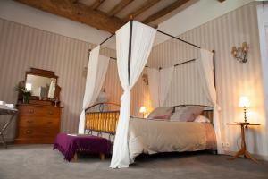 מיטה או מיטות בחדר ב-Manoir De Keringant