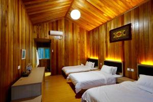 Giường trong phòng chung tại Shunde Palm Resort 仙本那顺德人家棕榈园