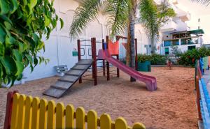 un parque infantil con un tobogán frente a un edificio en Apartamentos Monteparaiso, en Puerto Rico de Gran Canaria