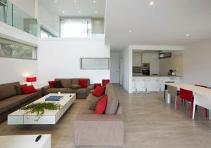 a living room with a couch and a table at La casa de Marta in Celorio