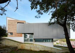 a modern house with a white facade at La casa de Marta in Celorio