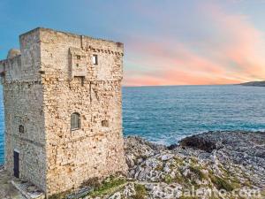 una vecchia torre di pietra sulla riva dell'oceano di La Casa di Amantia a Corsano