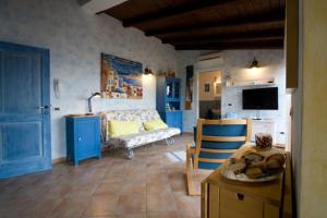 カステッランマーレ・デル・ゴルフォにあるBalconi Sul Mare Appartamentiのベッドルーム1室(ベッド1台付)、キッチンが備わります。