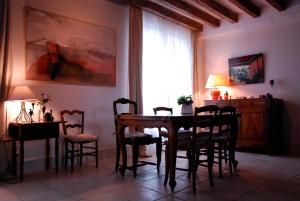 jadalnia ze stołem i krzesłami oraz oknem w obiekcie Chambres d'Hôtes Les Bords du Cher w mieście Saint-Aignan