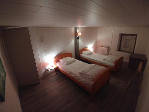 een kleine kamer met 2 bedden en een licht bij Gîte du Plainet in Ronchamp
