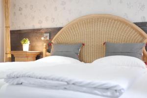 2 Betten mit weißer Bettwäsche und Kissen im Schlafzimmer in der Unterkunft Hotel Refrather Hof in Bergisch Gladbach